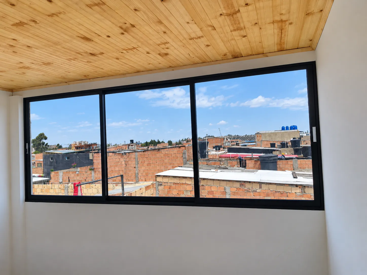 Ventana panorámica de tres naves, perfil negro